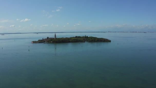 Vista aérea de la plagada isla fantasma cerca de Venecia, Italia. Isla de Poveglia. — Vídeo de stock