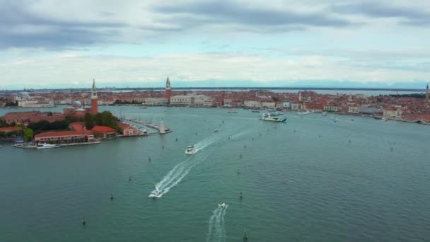 Panorama wyspy San Giorgio Maggiore w środku laguny weneckiej — Wideo stockowe