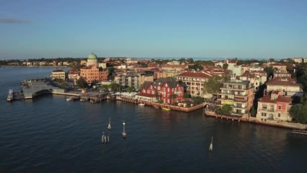 Вид с воздуха на остров Лидо де Венеция в Венеции, Италия. — стоковое видео