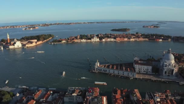 Panoramafoto der Insel San Giorgio Maggiore inmitten der venezianischen Lagune — Stockvideo