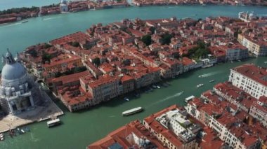 Santa Maria della Salute Kilisesi ile Venedik 'in havadan panoramik manzarası.