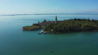 Venedik, İtalya yakınlarındaki salgın durumdaki hayalet adanın havadan görüntüsü. Poveglia Adası.