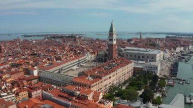 Saint Marks Meydanı 'ndaki ikonik ve eşsiz Campanile' in hava panoramik fotoğrafı.