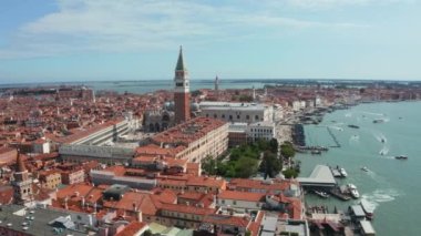 Saint Marks Meydanı 'ndaki ikonik ve eşsiz Campanile' in hava panoramik fotoğrafı.