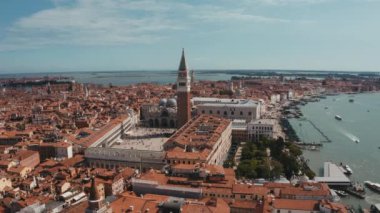 Saint Marks Meydanı 'ndaki ikonik ve eşsiz Campanile' in hava panoramik fotoğrafı.