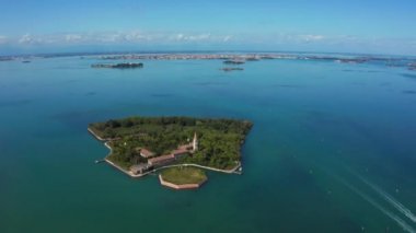 Venedik, İtalya yakınlarındaki salgın durumdaki hayalet adanın havadan görüntüsü. Poveglia Adası.