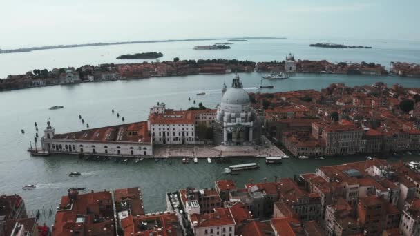 Stadtbild von Venedig aus der Luft mit der Kirche Santa Maria della Salute. — Stockvideo