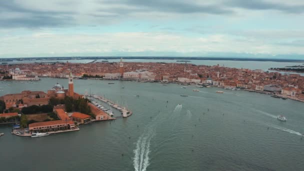 Panoramafoto der Insel San Giorgio Maggiore inmitten der venezianischen Lagune — Stockvideo