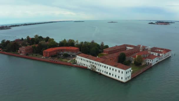 Flyg över små Venedig öar som ligger mitt i den venetianska lagunen. — Stockvideo