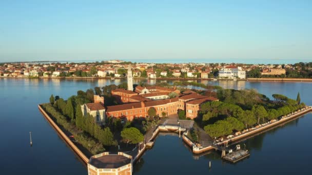 Venedik gölünün ortasındaki küçük Venedik adalarının üzerinde uçuyorlar.. — Stok video