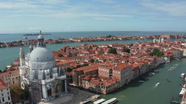 Stadtbild von Venedig aus der Luft mit der Kirche Santa Maria della Salute. — Stockvideo