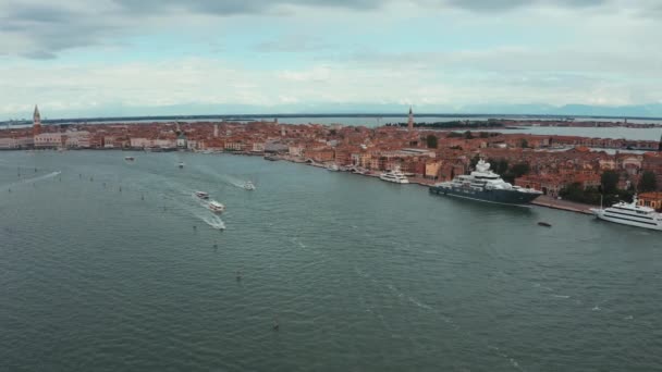 Luftaufnahme der Lagune von Venedig mit Luxusjachten, die in der Nähe des Zentrums von Venedig anlegen. — Stockvideo