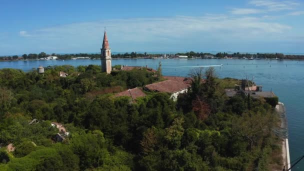 Luchtfoto van het geplaagde spookeiland bij Venetië, Italië. Het eiland Poveglia. — Stockvideo