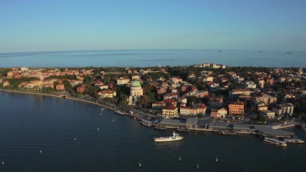 Widok z lotu ptaka na wyspę Lido de Venezia, Wenecja, Włochy. — Wideo stockowe