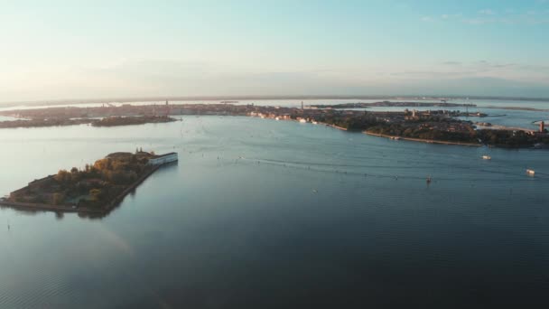 Vliegen over kleine Venetië eilanden gelegen in het midden van de Venetiaanse lagune. — Stockvideo