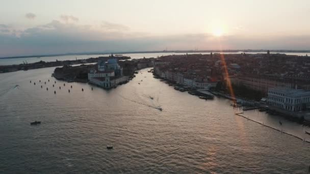 Magisk kväll solnedgång utsikt över vackra Venedig i Italien. — Stockvideo