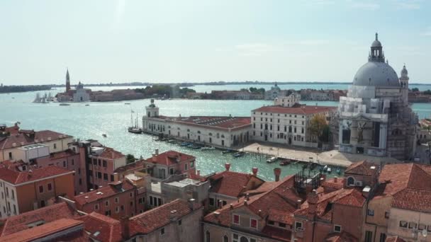 Stadtbild von Venedig aus der Luft mit der Kirche Santa Maria della Salute. — Stockvideo