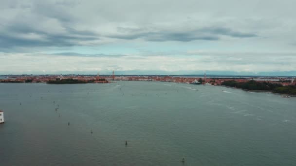 Panorama foto av ön San Giorgio Maggiore mitt i den venetianska lagunen — Stockvideo