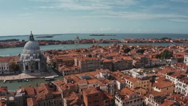 Letecké panoramatické město Benátky s kostelem Santa Maria della Salute. — Stock video
