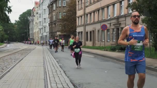 Biegacze biorący udział w maratonie Rimi Riga. — Wideo stockowe