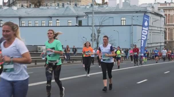 Biegacze biorący udział w maratonie Rimi Riga. — Wideo stockowe