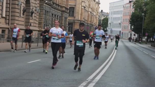 Rimi Riga Maratonu 'na katılan koşucular. — Stok video