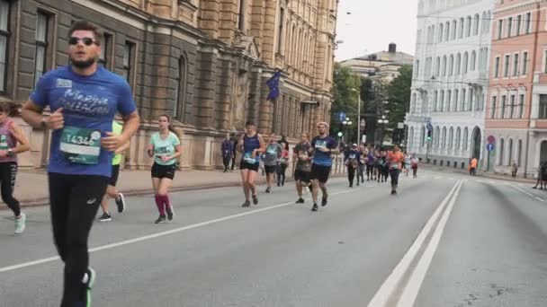 Biegacze biorący udział w maratonie Rimi Riga. — Wideo stockowe