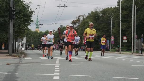 Pelari yang berpartisipasi dalam Rimi Riga Marathon. — Stok Video