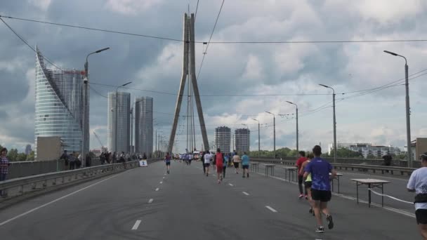 Běžci účastnící se maratonu Rimi Riga. — Stock video