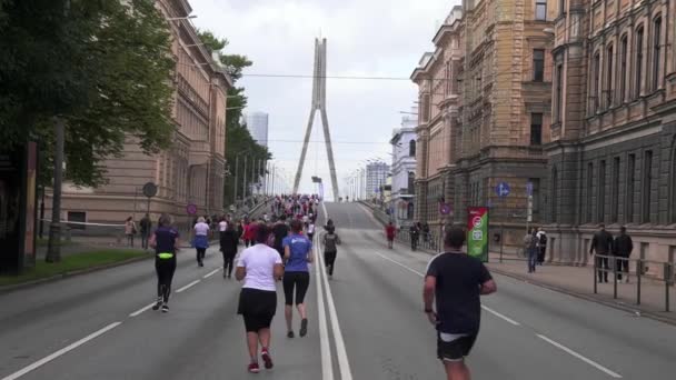 A Rimi Riga Maratonon részt vevő futók. — Stock videók