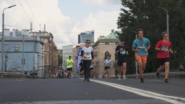 Läufer beim Rimi Riga Marathon. — Stockvideo