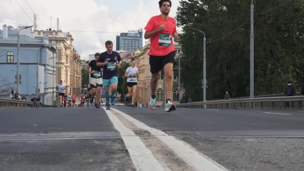 Corridori partecipanti alla maratona di Rimi Riga. — Video Stock