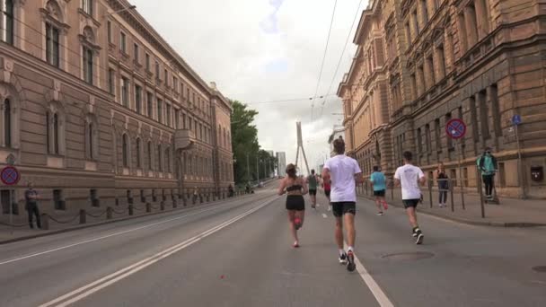 Corredores que participam da Maratona de Rimi Riga. — Vídeo de Stock