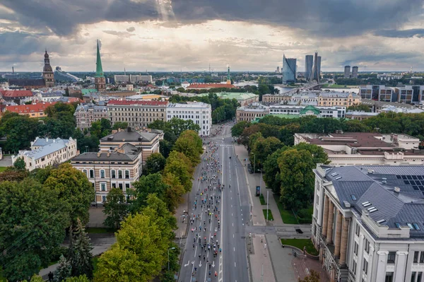 Gente corriendo la Maratón Internacional de Rimi Riga — Foto de Stock