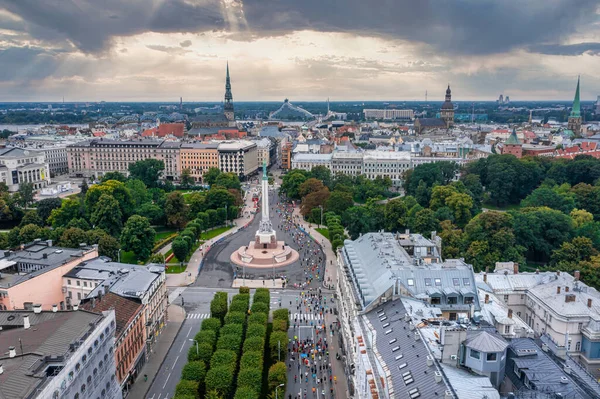 Les gens qui courent le marathon international Rimi Riga — Photo