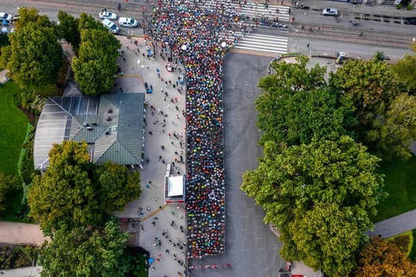 Vue aérienne sur la foule de personnes qui commencent leur course — Photo