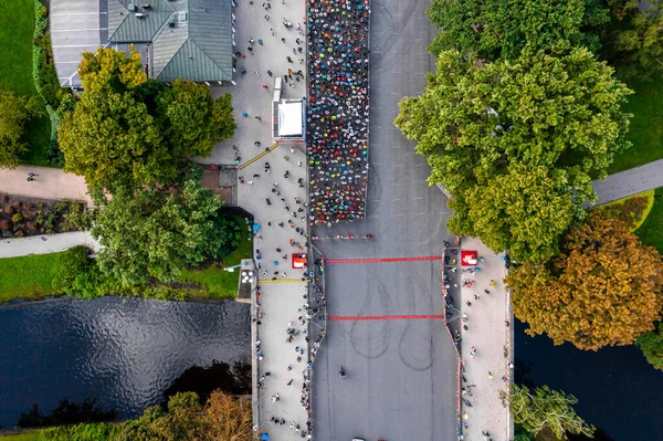 Vista aérea de la multitud de personas que están empezando su carrera — Foto de Stock
