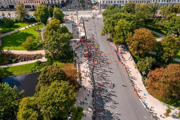 Gente corriendo la Maratón Internacional de Rimi Riga — Foto de Stock