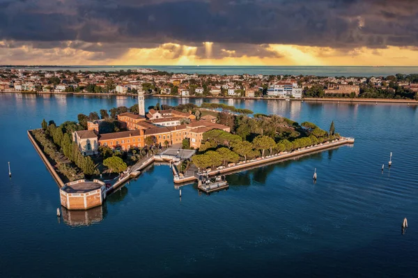 Volando sobre pequeñas islas de Venecia en la laguna veneciana. — Foto de Stock