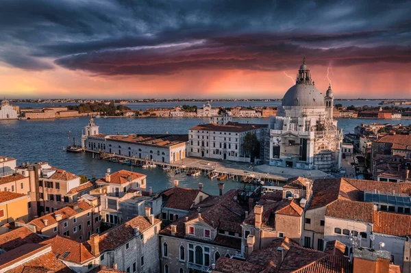 Vista aérea de la iglesia de Santa Maria della Salute en Venecia — Foto de Stock