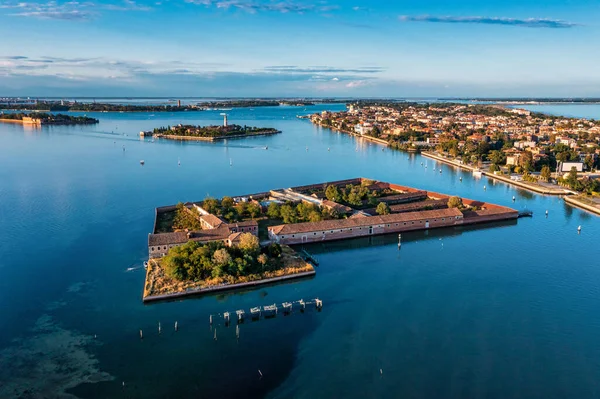 Vliegen over kleine Venetië eilanden in de Venetiaanse lagune. — Stockfoto