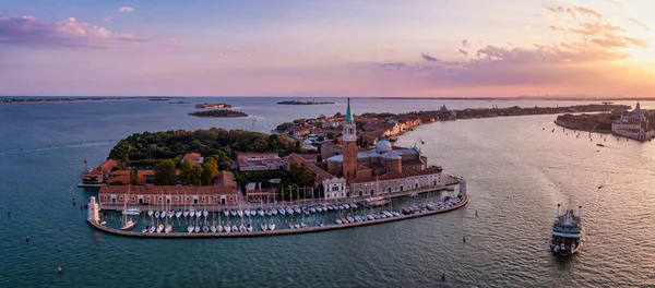 Magisch uitzicht op de avond zonsondergang over het prachtige Venetië in Italië. — Stockfoto
