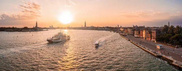 Magisch uitzicht op de avond zonsondergang over het prachtige Venetië in Italië. — Stockfoto