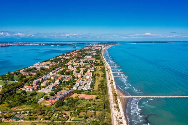 Venedik, İtalya 'daki Lido de Venezia adasının havadan görünüşü.