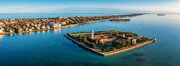 Vliegen over kleine Venetië eilanden in de Venetiaanse lagune. — Stockfoto