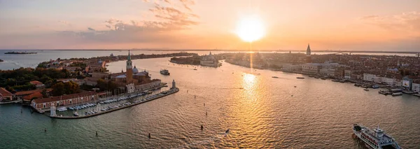 Atardecer mágico vista sobre la hermosa Venecia en Italia. — Foto de Stock