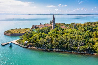 Venedik 'teki Poveglia' nın hastalıklı hayalet adasının havadan görünüşü
