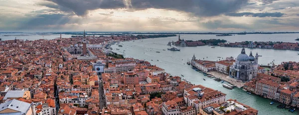Вид с воздуха на Венецию рядом с площадью Сан-Маркс — стоковое фото