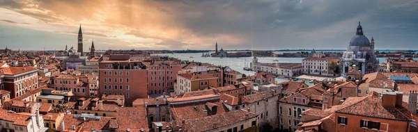 Flygfoto över Santa Maria della Salute kyrka i Venedig — Stockfoto