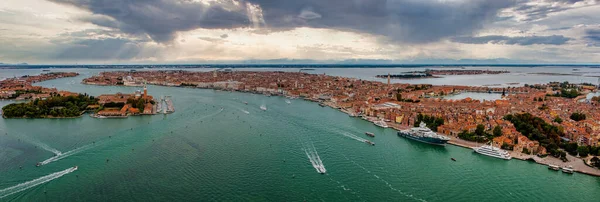 Foto aérea panorámica de la isla de San Giorgio Maggiore en Venecia — Foto de Stock